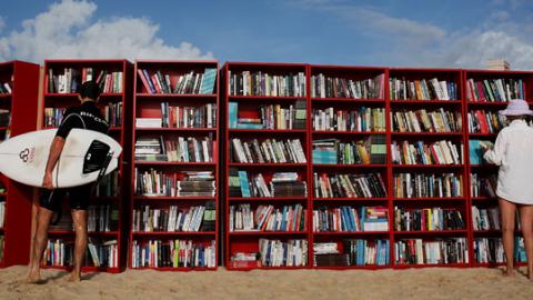 libreria in spiaggia, autrice Lisa Maree Williams, copyright Getty Images 2010